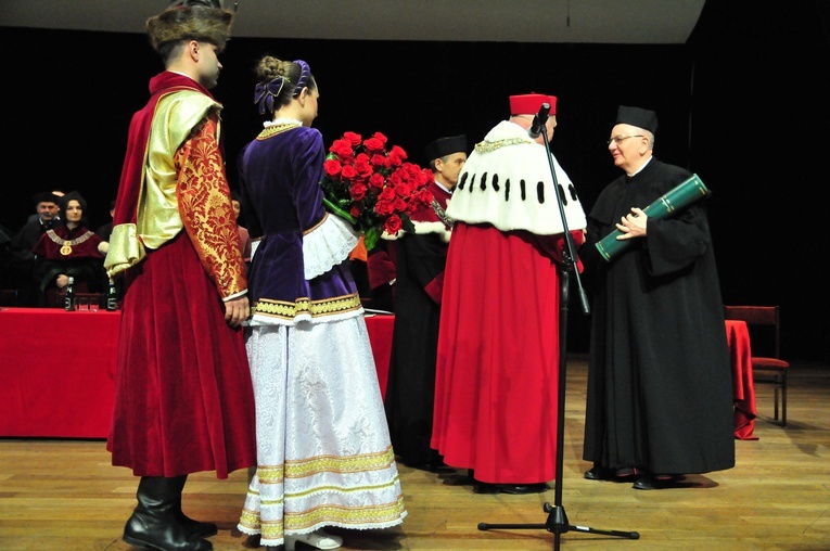Abp Budzik otrzymał doktorat naukowy na UP