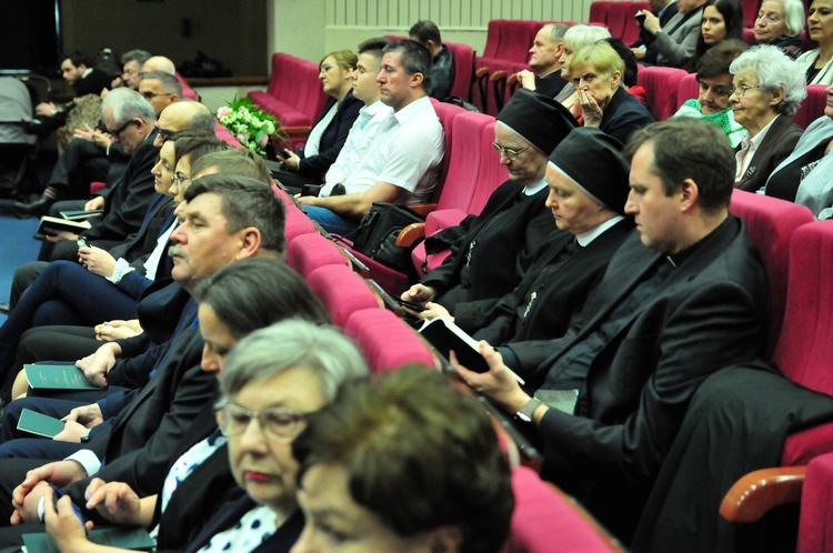 Abp Budzik otrzymał doktorat naukowy na UP