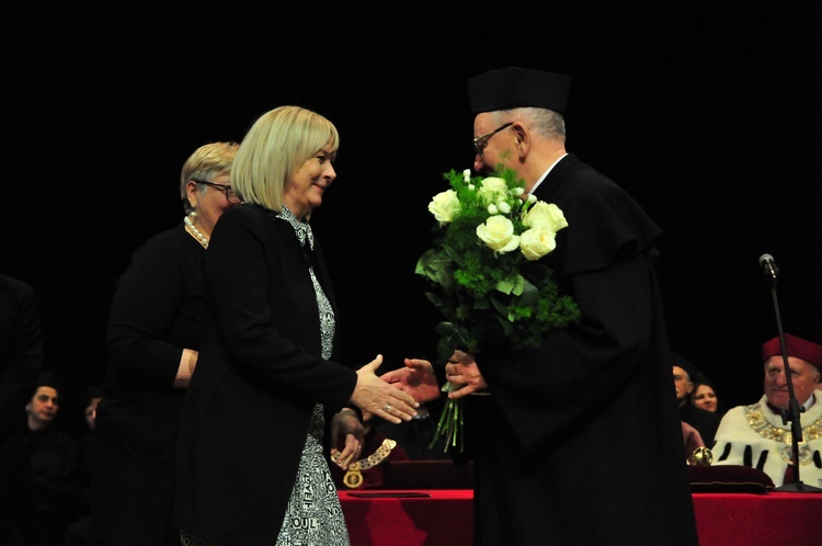 Abp Budzik otrzymał doktorat naukowy na UP