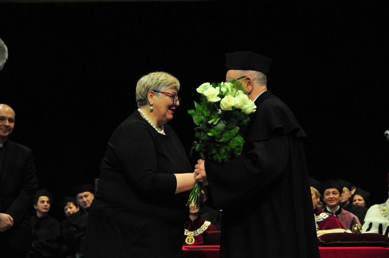 Abp Budzik otrzymał doktorat naukowy na UP