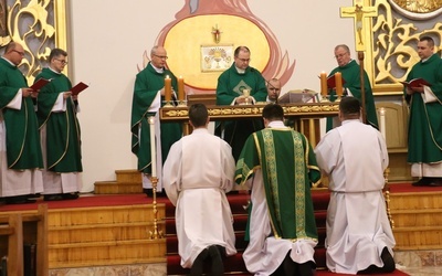 Mszę św. celebrowali księża (od lewej): Jacek Wieczorek, Jacek Mizak, Jarosław Wojtkun, Stanisław Piekielnik, Zbigniew Niemirski, Grzegorz Tęcza.