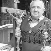 Stefan Jakubowski z papieskim krzyżem i relikwiami św. Jana Pawła II przed kaplicą na Groniu.