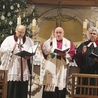 Biskupi (od lewej): Adrian Korczago, Piotr Greger i Marian Niemiec wspólnie udzielili zgromadzonym w kościele błogosławieństwa.