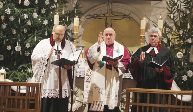 Biskupi (od lewej): Adrian Korczago, Piotr Greger i Marian Niemiec wspólnie udzielili zgromadzonym w kościele błogosławieństwa.