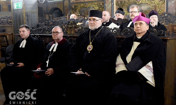 Przedstawiciele podzielonego Kościoła na wspólnej modlitwie.