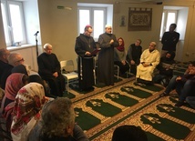 Pierwsza wizyta biskupa w centrum muzułmańskim