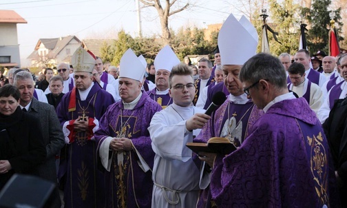 Czterech biskupów sprawowało Mszę św. pogrzebową ks. Marka Kręciocha.