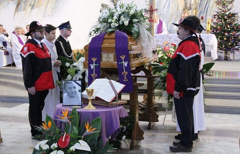 Krwiodawcy, strażacy i służba liturgczna przy trumnie ks. Marka Kręciocha.
