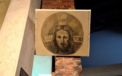 Kamienicy, w której znajduje się obraz Jezusa autorstwa Pereca Willenberga, grozi zawalenie