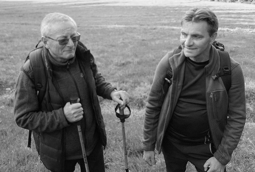 Śp. Bogdan Pudełko (z prawej) z ks. proboszczem Januszem Gackiem.