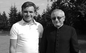 Śp. Bogdan Pudełko (z lewej) z ks. proboszczem Januszem Gackiem.
