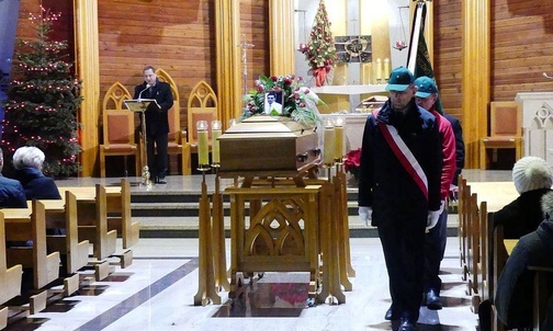 Swojego przyjaciela śp. Bogdana Pudełko żegnali przyjaciele z bielskiego koła PTTK.