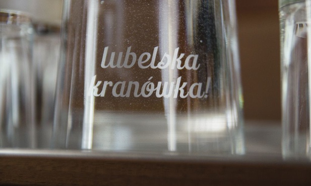 W Ratuszu już można napić się wody kranowej ze specjalnej karafki.