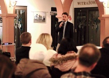 ◄	Po projekcji odbyła się dyskusja. Na zdjęciu: Piotr Relich.