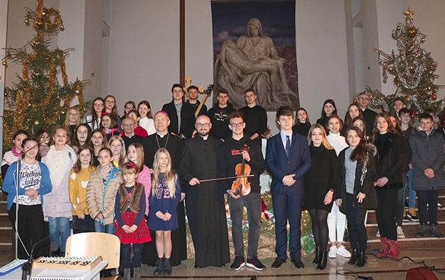 ▲	Młodzi artyści z bp. Piotrem Turzyńskim i duszpasterzami.