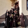 ▼	Siostry kapucynki przed swoim domem w Zwoleniu.