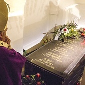 ▲	Przy sarkofagu kardynała złożono kwiaty.