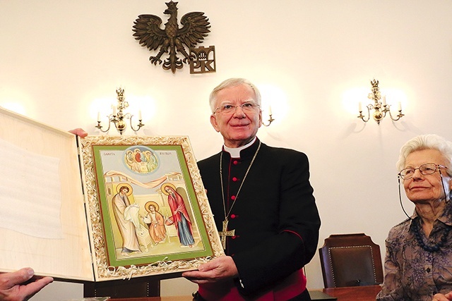 Arcybiskup otrzymał ikonę Świętej Rodziny. Obok stoi Danuta Ciesielska, wdowa po patronie wyróżnienia.