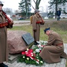 W Skierniewicach kwiaty złożono w miejscu stracenia powstańców.