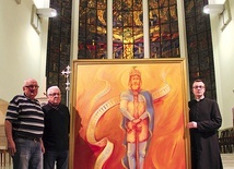 Podarowane przez „bratanków” dzieło prezentują w kościele NSPJ Eugeniusz Winkler i Jan Broda ze Związku Górnośląskiego oraz ks. Marek Siedlaczek.