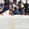 ▲	Warsztaty odbyły się w siedzibie „Civitas Christiana” w Koszalinie. Uczniowie mogli zapoznać się m.in. Biblią w języku greckim.