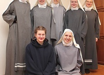 ▲	Od lewej u góry: s. Anna Krystyna, s. Johanna Viktoria, s. Ségolène, s. Anawim, s. Maria Victoria;  na dole s. Charis i postulantka Alicja.