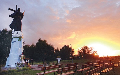 ◄	Między polami i łąkami stoi od 25 lat. 