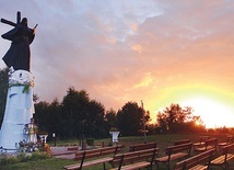 ◄	Między polami i łąkami stoi od 25 lat. 