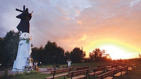 ◄	Między polami i łąkami stoi od 25 lat. 