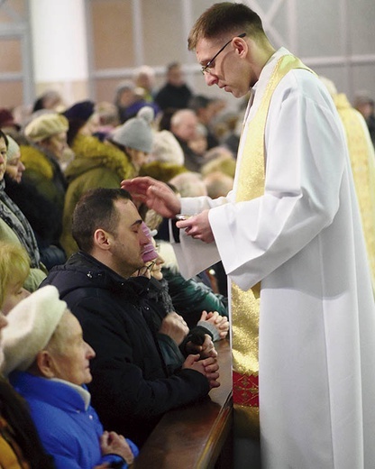 ▲	Modlitwa zakończyła się błogosławieństwem olejem św. Szarbela i uczczeniem jego relikwii.