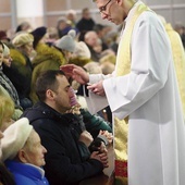 ▲	Modlitwa zakończyła się błogosławieństwem olejem św. Szarbela i uczczeniem jego relikwii.