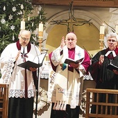 Wspólnego błogosławieństwa w Drogomyślu udzielili: (od lewej) bp Adrian Korczago, bp Piotr Greger i bp Marian Niemiec.