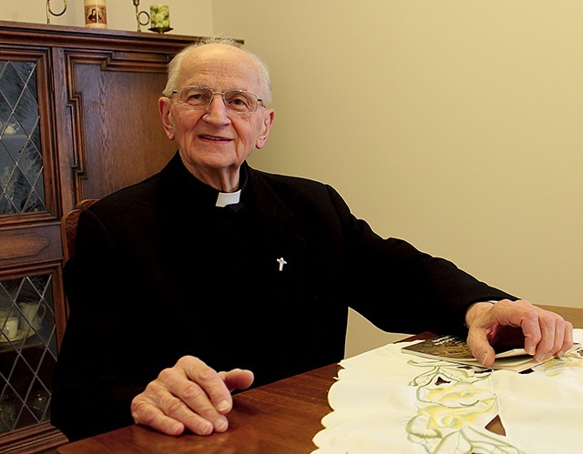 Biskup Jan Wieczorek urodził się 8 lutego 1935 roku w Bodzanowicach.