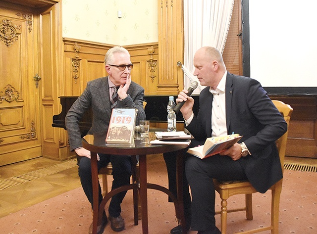 Prof. Andrzej Chwalba (od lewej) i prowadzący spotkanie Zbigniew Gołasz. 