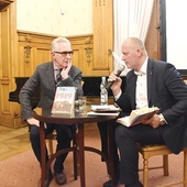 Prof. Andrzej Chwalba (od lewej) i prowadzący spotkanie Zbigniew Gołasz. 