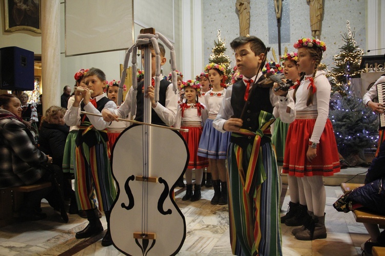 Wokaliści zadbali też o rekwizyty nawiązujące do kolęd i pastorałek.