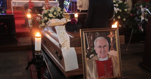 Tłumy wiernych żegnały zmarłego 24 stycznia ks. prał. Alojzego Marszalla, emerytowanego proboszcza parafii pw. św. Józefa w Pomieczynie.