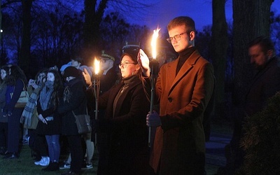 Ze światłem pamięci pokonali trasę Marszu Śmierci