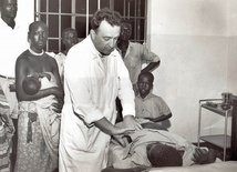 Ks. Giuseppe Ambrosoli z pacjentami w Kalongo (Uganda).
