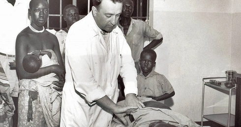 Ks. Giuseppe Ambrosoli z pacjentami w Kalongo (Uganda).