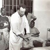 Ks. Giuseppe Ambrosoli z pacjentami w Kalongo (Uganda).