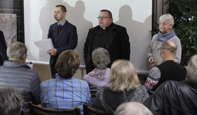 Od lewej: Jakub Staroń z Muzeum św. Jana Sarkandra, ks. proboszcz Witold Grzomba i historyk Halina Szotek na Spotkaniu Sarkandrowskim.