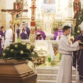 Pogrzebowej Mszy św. w kościele św. Macieja przewodniczył bp Roman Pindel.