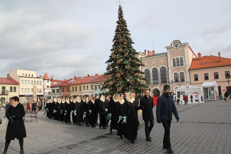 5. Polonez maturzystów z "Kopernika" na rynku w Żywcu - 2020