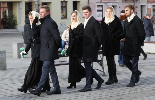 5. Polonez maturzystów z "Kopernika" na rynku w Żywcu - 2020