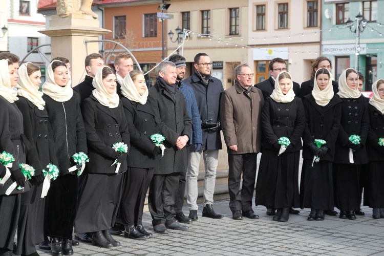 5. Polonez maturzystów z "Kopernika" na rynku w Żywcu - 2020