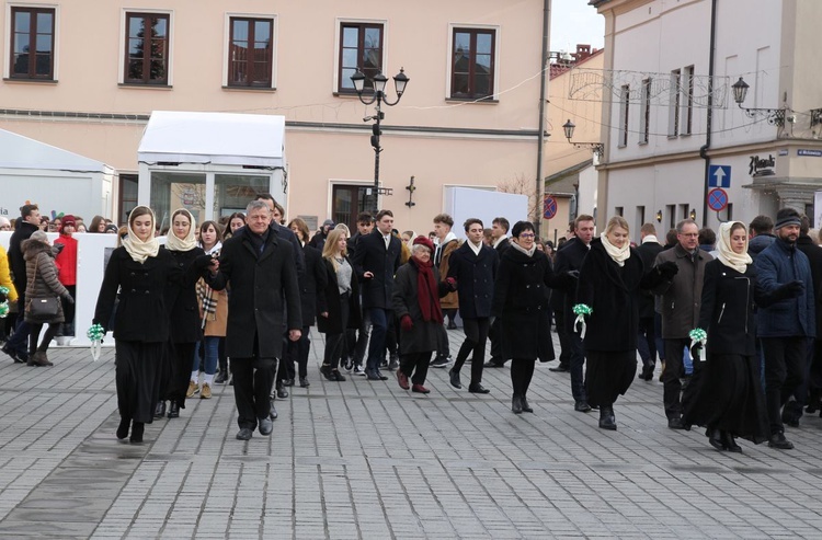 5. Polonez maturzystów z "Kopernika" na rynku w Żywcu - 2020