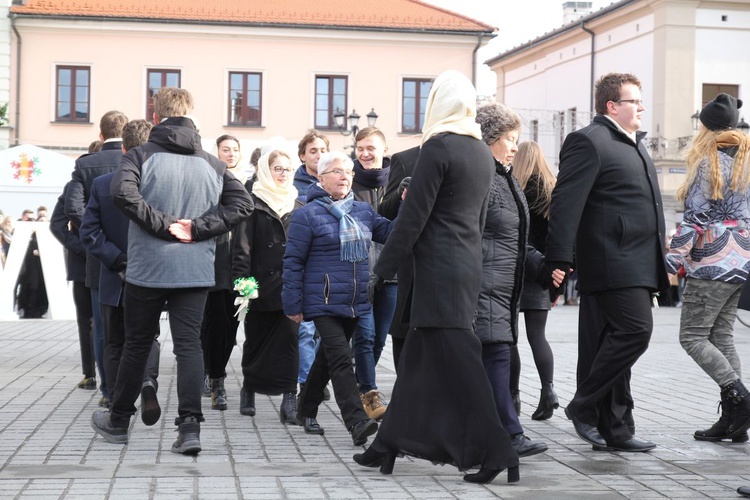 5. Polonez maturzystów z "Kopernika" na rynku w Żywcu - 2020