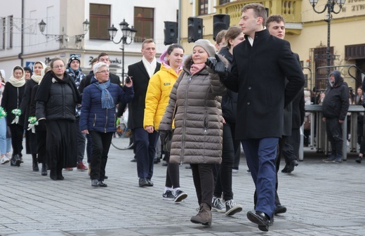 5. Polonez maturzystów z "Kopernika" na rynku w Żywcu - 2020