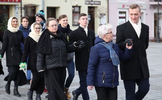 5. Polonez maturzystów z "Kopernika" na rynku w Żywcu - 2020